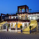 ELIVAAS Ivory Estate Pet-friendly Farm