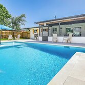 Swim, Game & Bbq: Family Retreat in Stuart