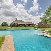 Game Room & Bar: Secluded Getaway in Farmersville