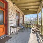 Two Suite Getaway With Balcony Overlooking Main Street