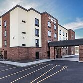 Cobblestone Hotel & Suites - Waukesha/West Milwaukee