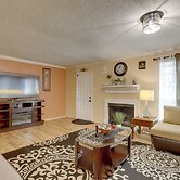 Houston Townhome 4 Mi to Airport: Central Location