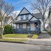 < 2 Mi to Hospitals & University: South Wedge Apt!