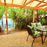 Lakeside Getaway - 4BR Jetty Wi-fi Waterfront