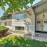 Cozy Apt w/ Private Deck, 2 Mi to Toyota Center!