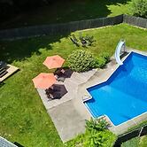 HV Spacious Retreat Sleeps 13 w Hot Tub