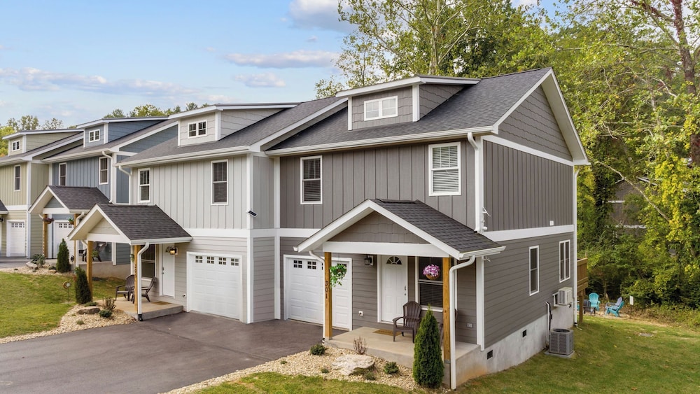 Dogwood & Sweetgum Buyout by Avantstay 2 Home Buyout! Sleeps 16!