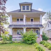2 Mi to Zoo: Charming Apt w/ Balcony in Cleveland