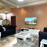Luxury 4 BR Apt w Parking, Hot Tub, Magodo Estate