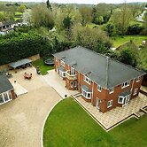 Stratford 4 BR Family Mansion With Pool, Gym & BBQ