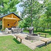 Private Hot Tub, Deck! Group Getaway in Friendship