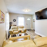 1 Mi to K-state Campus: Central Manhattan Home