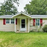 6 Mi to Museum of Aviation: Rural Kathleen Home