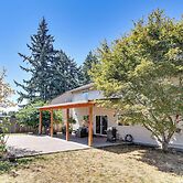 Private Outdoor Space 9 Mi to Downtown Vancouver!