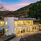 Malibu Hills Home w/ Balcony & Mountain Views Cielo Curve by Avantstay