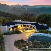 Sleeps 10, Luxe 2 Homes Malibu Hills Retreat Cielo Estate by Avantstay
