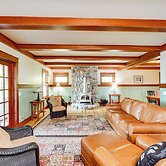 Hamlin Lake Retreat: Spacious Stay for Groups!