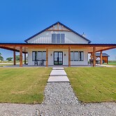 Rural Home w/ Hot Tub < 7 Mi to Winery & Golfing