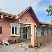 Coastal Comfort - Large Home Near Sea