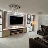 High END Spacious 4 Bed House - Free Parking