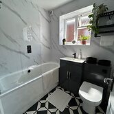 Homely 2-bed Apartment - Sleeps 3 & Parking