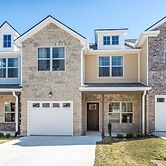 1 King 3 Queens Ground Room Washer Dryer