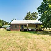 Screened Patio + Fire Pit: Peaceful Marshall Home