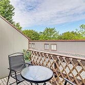 Modern Mountain Escape in Poconos: Walk to Slopes!