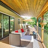 Modern Creekside Retreat 1 Mi to Spirit Mtn Casino
