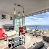Spacious Central Apt w Private Parking Ocean View