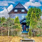 Victorian on Garden Best Location in Town