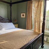 Upstairs at Thevictorian - Lush Walkable and Dog-friendly Retreat - St