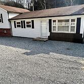 Ellis House Trail Lodging Sleeps 16