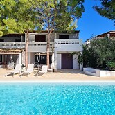 Perfect Seaside Villa Large Pool Boat Dock