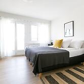 Modern Flat w Netflix Balcony top Location