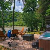 Cozy Cabin on Lake Front With Hot tub Firepit