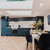 Luxury Seaside Home Parking Sleeps 8 by Adliv