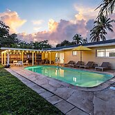 4BR With Private Pool and Game Room - Prime Location