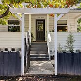 Stylish Central Napa Home With Serene Private Yard