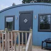 Tranquil Cabin Retreat- Sleeps 2, Parking