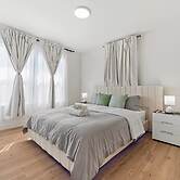 Massive 8BR Home in Hayward With AC Free Parking