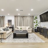 Walk to City Center: Modern Coral Springs Getaway