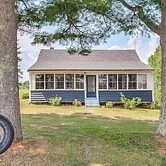 < 1 Mi to Lake: Mtn-view Cabin w/ Porch in Newport