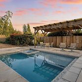 Pool + Hot Tub + Firepit + Game Room Minutes From Sebastopol & Russian