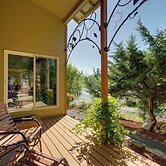 Prime Mckenzie River Gem: Sunroom + Views!