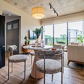 w Modern 2BR w Great Deco in Centriqo