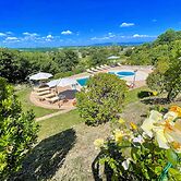 Charming Villa in Umbria - Sleeps 16 - Lake View - Pool, Jacuzzi and E