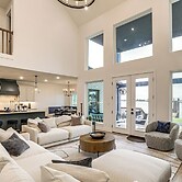 Hot Tub, Fire Pit! High-end Cedar Creek Lake Haven