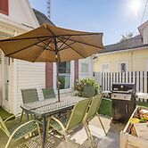 Walkable Group Getaway w/ Bikes in West Liberty!