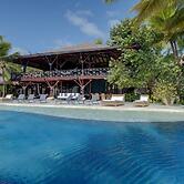 6 BR Beachfront Lush Oasis